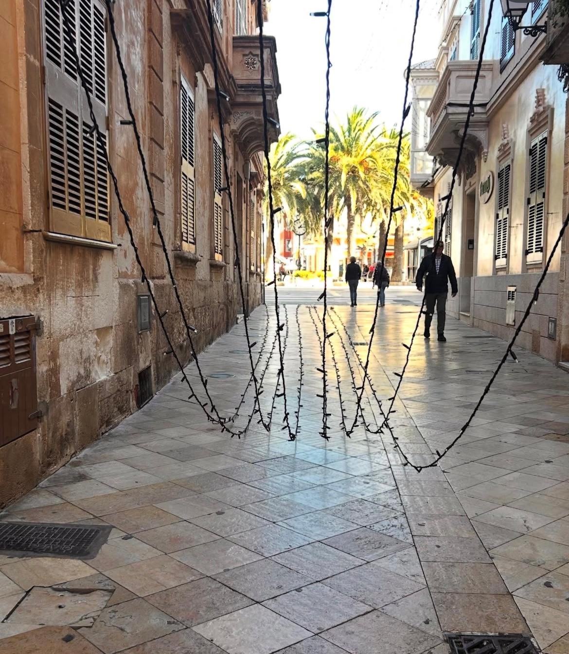 Electricista reparando avería doméstica o doméstica en Ciutadella.